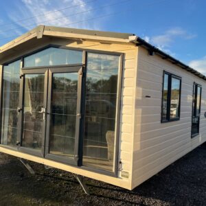 Mobilus namelis Essence ATVYKSTA