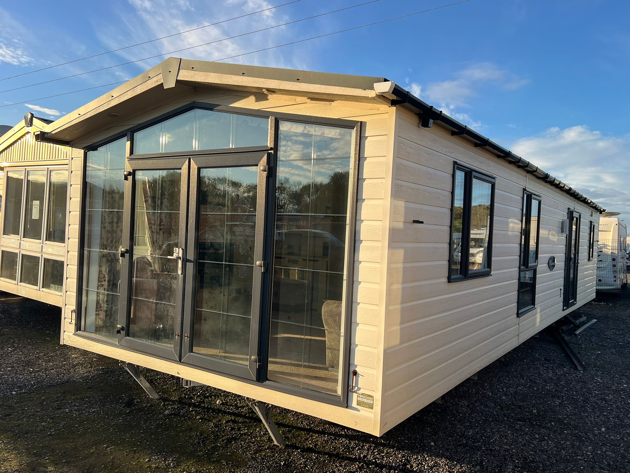 Mobilus namelis Essence ATVYKSTA